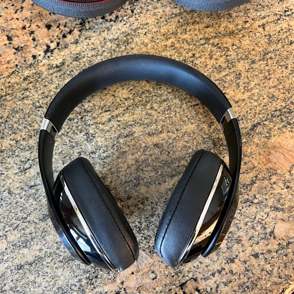 Beats Wireless Over Ear Headphones - Picture 3 of 5